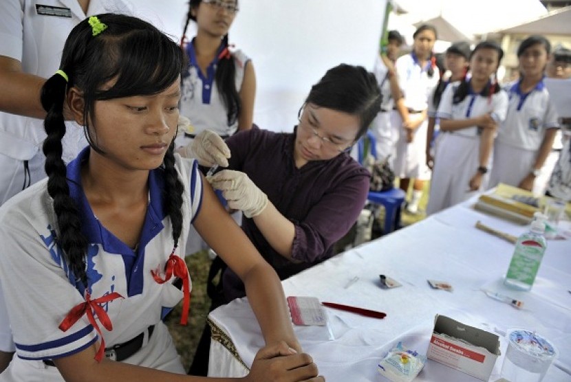 Some senior high school students get vaccines for cervical cancer in Bali. (illustration)  