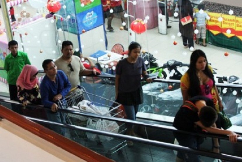 Some Singaporeans visit a shopping center in Batam, a free trade zone area near Singapore. (illustration)