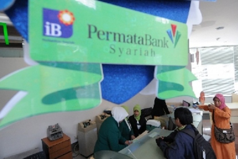 Some staff helps customers in a counter of Bank Permata Syariah in Jakarta. Sharia financing of Bank Permata increases 95 percent, according to the bank's published report. (illustration)