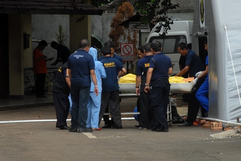 Some staff move a number of bodybags of Sukhoi victims into Disaster Victims Identification (DVI) tent for identification process in the police hospital in Kramatjadi, Jakarta.  