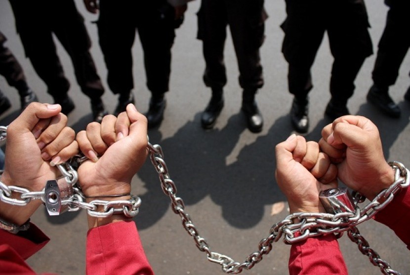 Some students are chained themselves during a protest in front of Presidential Palace in Jakarta, several month ago. They demand the government to be more actively resolve Indonesian worker's cases abroad.  