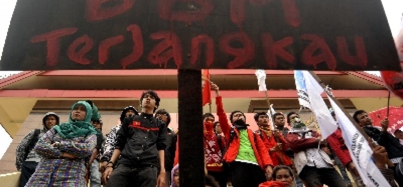 Some students hold protest in Makassar, on the upcoming increasing fuel price. 