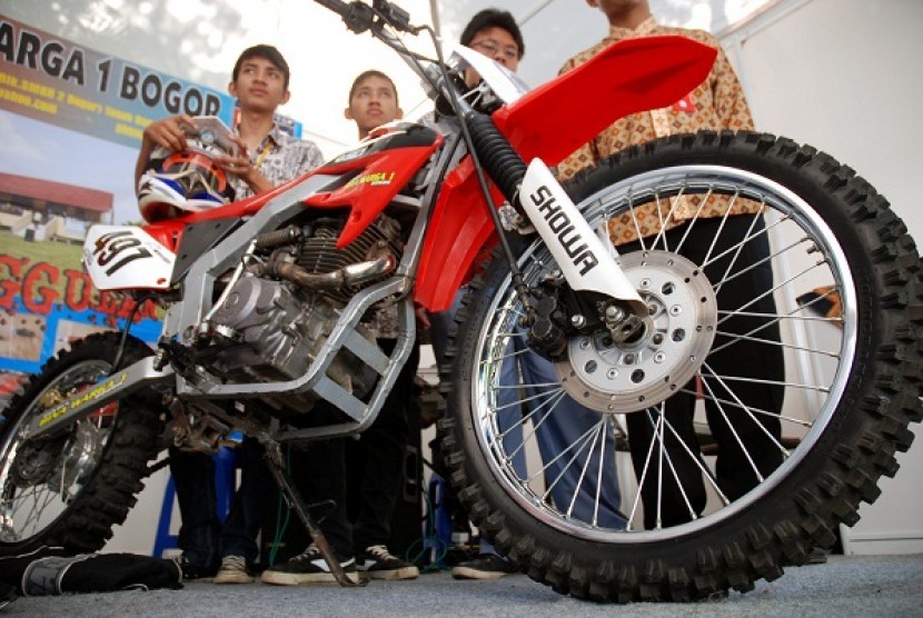 Some students of a vocational school in Bogor, SMK Bina Warga 1, put their own assembled motorcycle on display in a exhibition Bandung, West Java. (illustration)  