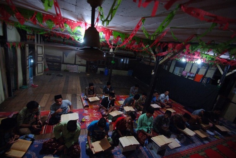 Sejumlah santri belajar di dalam kelas Islamic boarding school. (Ilustrasi) 