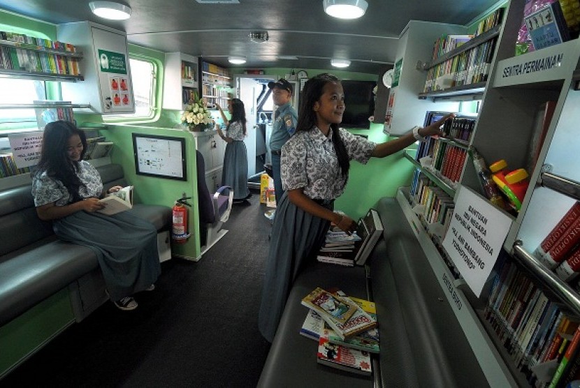 Some students read books inside a smart ship in Jakarta on Tuesday. 