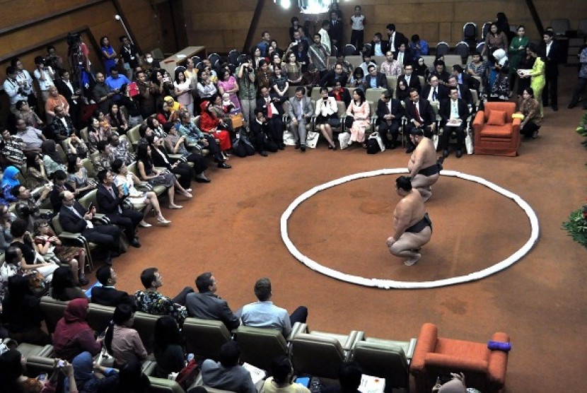 Some sumo althletes demonstrate their skills in Jakarta, as part of Sumo Internasional 2013 on 24-25 August, 2013. During their visit to Indonesia, they wear batik inspired yukatas. (file photo) 