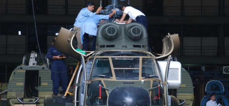 Some technicians assemble a chopper at PT Dirgantara. (photo file)