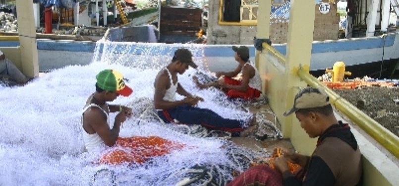 Some traditional fishermen repair fishingnets in Indramayu, West Java. Traditional fishing is among vurnerable sectors hit as oil price rises (illustration).  