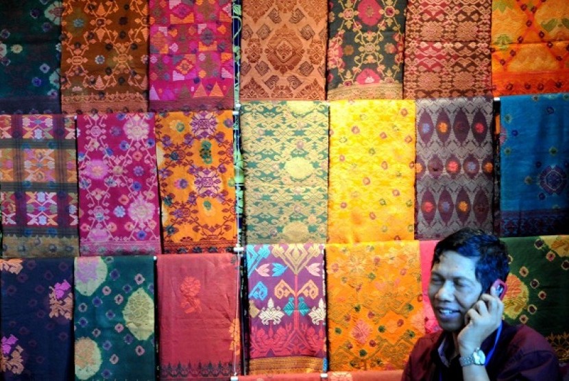Some traditional textiles made by small medium enterprises are on display (illustration)  