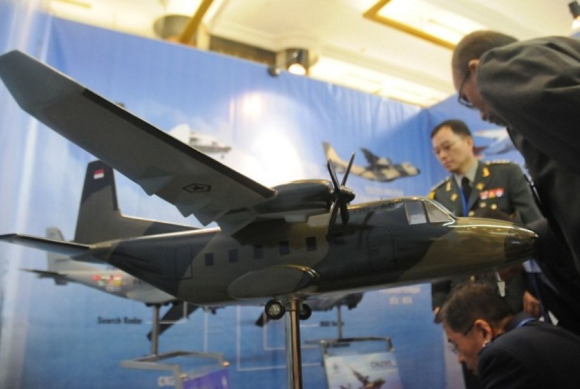 Some visitors watch a military jet during Jakarta International Defense Dialogue (JIDD) 2013 in Jakarta on March 20.