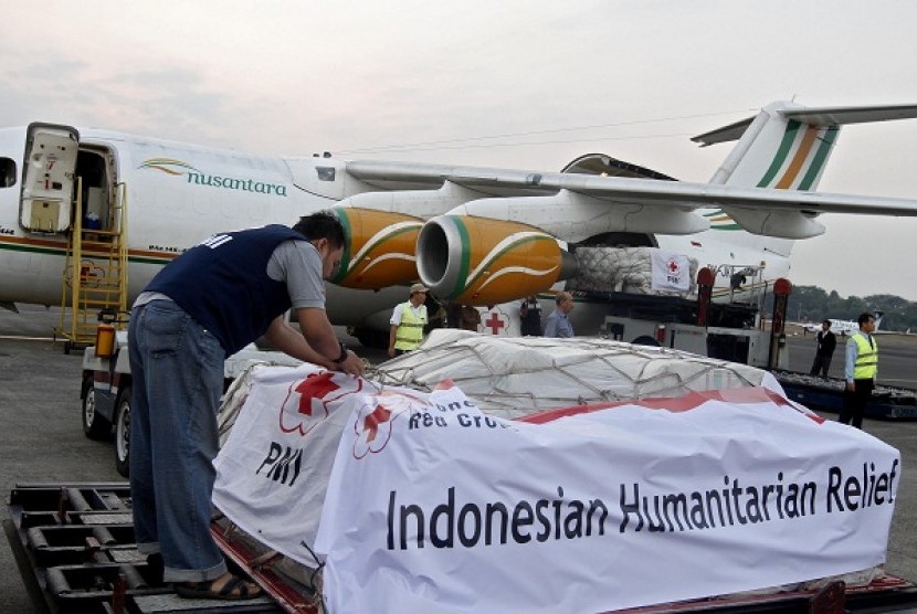 Some volunteers prepare Indonesian humanitarian relief for Rohingya people in Myanmar. Due to lacking of facilities, the aids will be delivered on Wednesday instead of Sunday as scheduled.