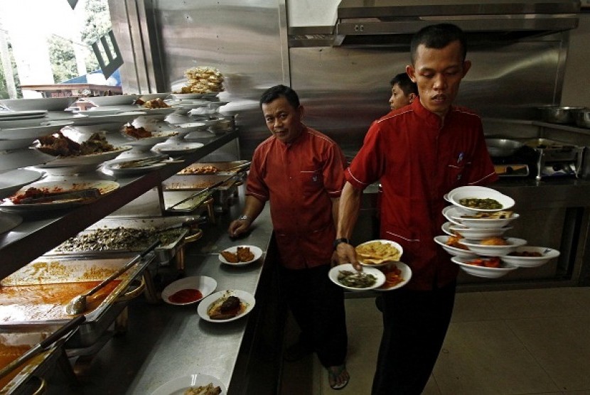 Some waiters serve food at a Padang restaurant in Menteng, Jakarta. Government of Jakarta and Indonesian Board of Ulama (MUI) will promote halal certification to meet the demand from local residents as well as toursists. (illustration)
