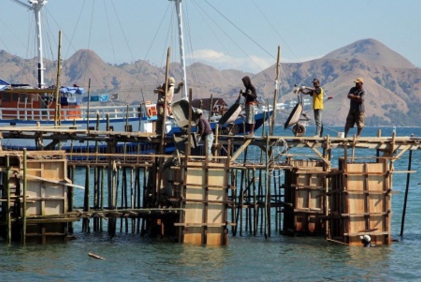 Some workers build new port in Labuhan Bajo, Manggarai, East Nusa Tenggara. (illustration)    