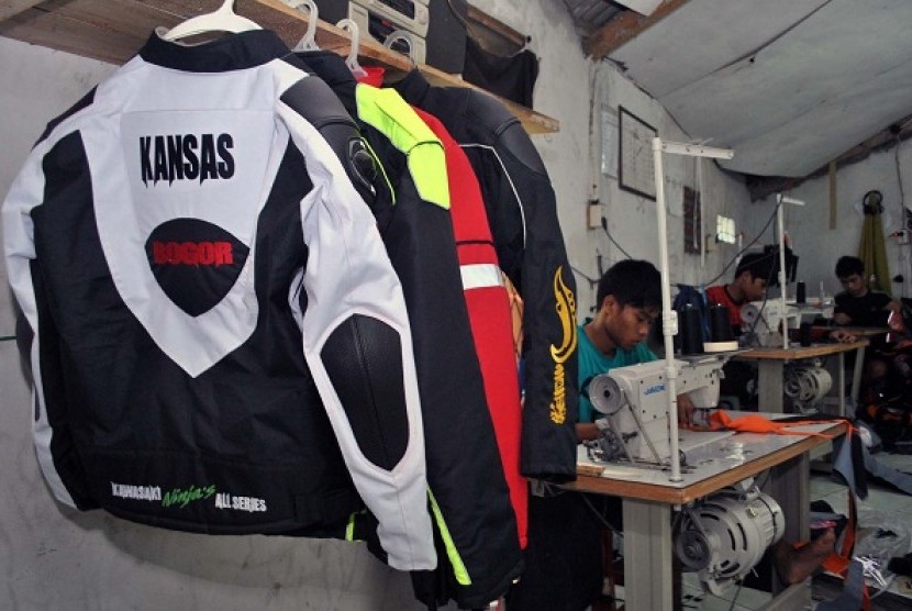 Some workers sew leather jackets in a workshop in Bogor, West Java. Industrial sector in trade balance deficit in 2012 reached 23 billion USD after the sector recorded a surplus of 28 billion USD in 2007. (illustration)