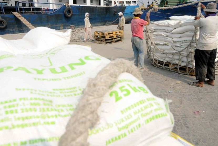Some workers unload cargo of wheat flour in Sunda Kelapa Port, Jakarta, on Sunday. (illustration)  