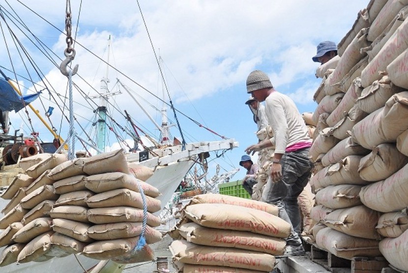 Some workers unload cement from cargo ship at Sunda Kelapa Port, Jakarta. (illustration)
