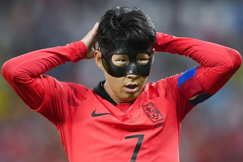  Son Heung-min dari Korea Selatan bereaksi selama pertandingan sepak bola grup H Piala Dunia antara Uruguay dan Korea Selatan, di Stadion Education City di Al Rayyan, Qatar, Kamis, 24 November 2022. 