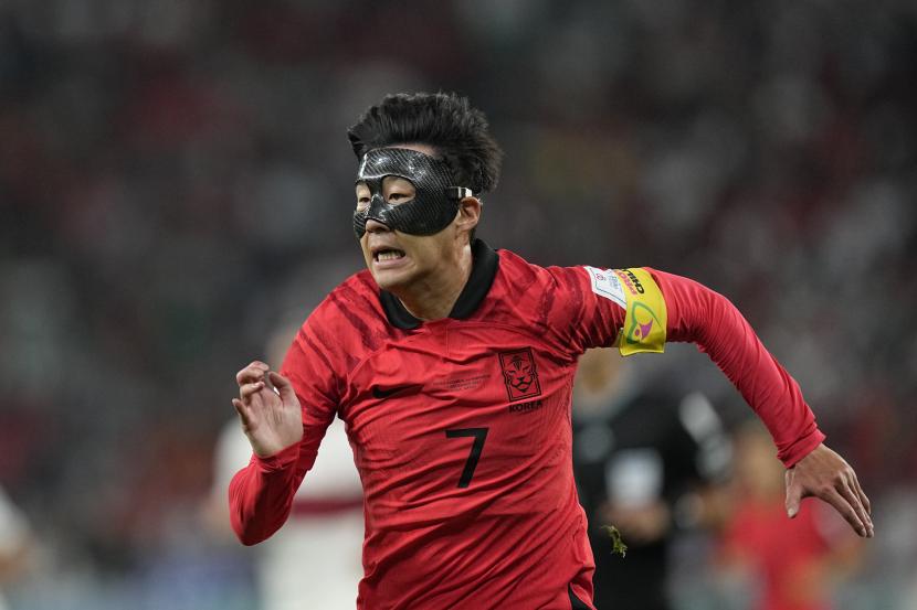 Son Heung-min dari Korea Selatan berlari mengejar bola selama pertandingan sepak bola grup H Piala Dunia antara Korea Selatan dan Portugal, di Education City Stadium di Al Rayyan, Qatar, Jumat, 2 Desember 2022. 