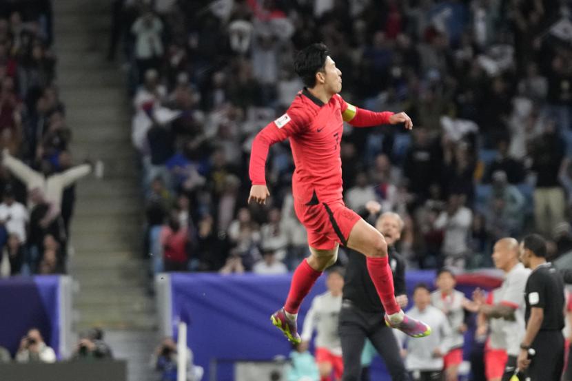 Son Heung-min dari Korea Selatan melakukan selebrasi setelah mencetak gol kedua timnya ke gawang Australia pada pertandingan perempat final Piala Asia 2023 di Stadion Al Janoub di Al Wakrah, Qatar, Jumat, 2 Februari 2024. 