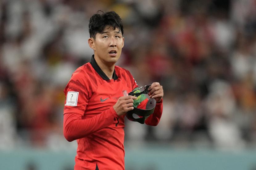 Son Heung-min dari Korea Selatan memegang maskernya selama pertandingan sepak bola grup H Piala Dunia antara Korea Selatan dan Ghana, di Education City Stadium di Al Rayyan, Qatar, Senin, 28 November 2022. 