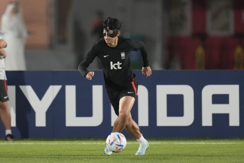 Son Heung-min dari Korea Selatan menggiring bola saat sesi latihan di Al Egla Training Site 5 di Doha, Qatar, Sabtu, 19 November 2022. 