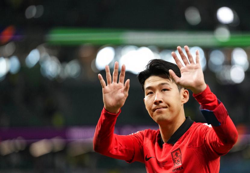  Son Heung-min dari Korea Selatan menyapa para penggemar di akhir pertandingan sepak bola grup H Piala Dunia antara Uruguay dan Korea Selatan, di Education City Stadium di Al Rayyan, Qatar, Kamis, 24 November 2022. 