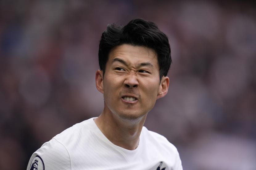  Son Heung-min dari Tottenham memberi isyarat saat ia merayakan setelah mencetak gol ketiga timnya selama pertandingan sepak bola Liga Inggris antara Tottenham Hotspur dan Leicester City di stadion Tottenham Hotspur di London, Inggris, Ahad, 1 Mei 2022. 