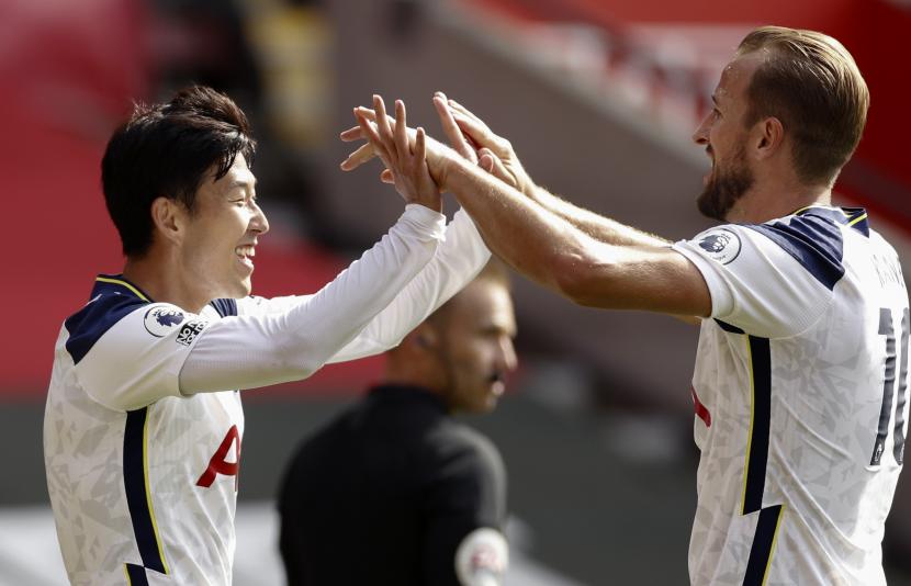 Son Heung-min (kiri) dari Tottenham merayakan dengan rekan setimnya Harry Kane (kanan) setelah mencetak gol ketiganya selama pertandingan Liga Premier Inggris antara Southampton dan Tottenham Hotspur di Southampton, Inggris, 20 September 2020.