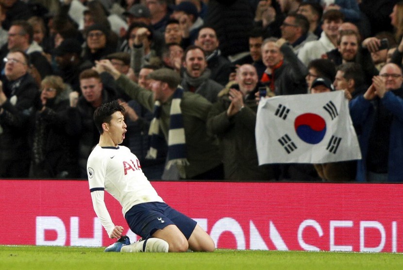 Gelandang Tottenham Hotspur Son Heung-Min kala melakukan selebrasi usai mencetak gol ke gawang Manchester City.