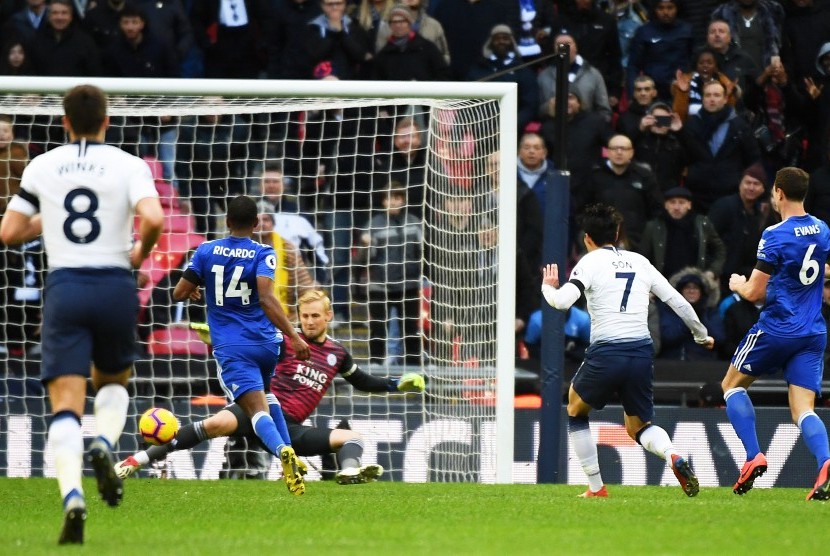 Son Heung-min mencetak gol ke gawang Leicester City.