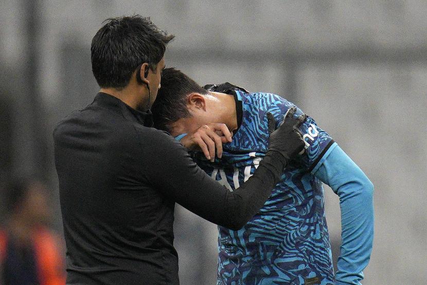  Son Heung-min menangis sembari menerima perawatan setelah mengalami cedera saat pertandingan sepak bola Grup D Liga Champions antara Marseille dan Tottenham Hotspur di Stade Velodrome di Marseille, Prancis, Rabu (2/11/2022) dini hari WIB.