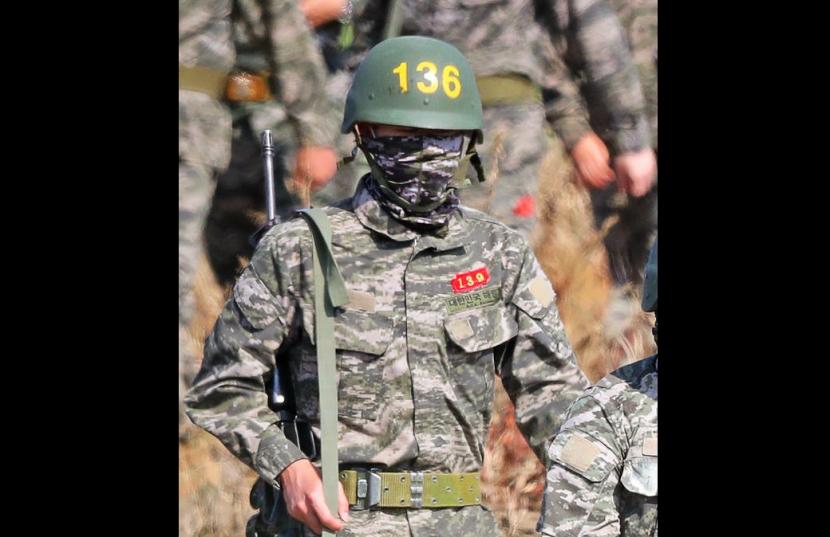Son Heung-min menyandang senjata dalam pelatihan militer di Korea Selatan.