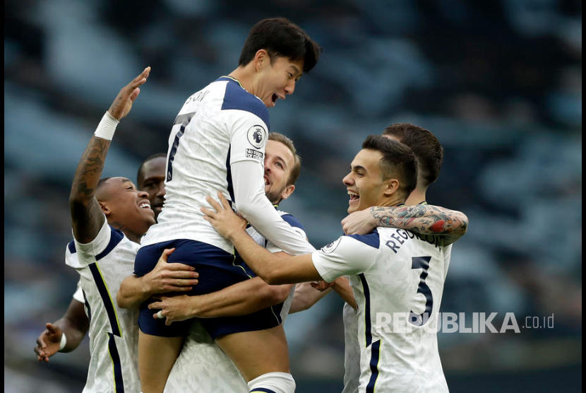 Son Heung Min merayakan gol cepatnya pada menit pertama laga antara Tottenham Hotspur melawan West Ham United di Tottenham Hotspur Stadium, Senin (19/10} dinihari. 