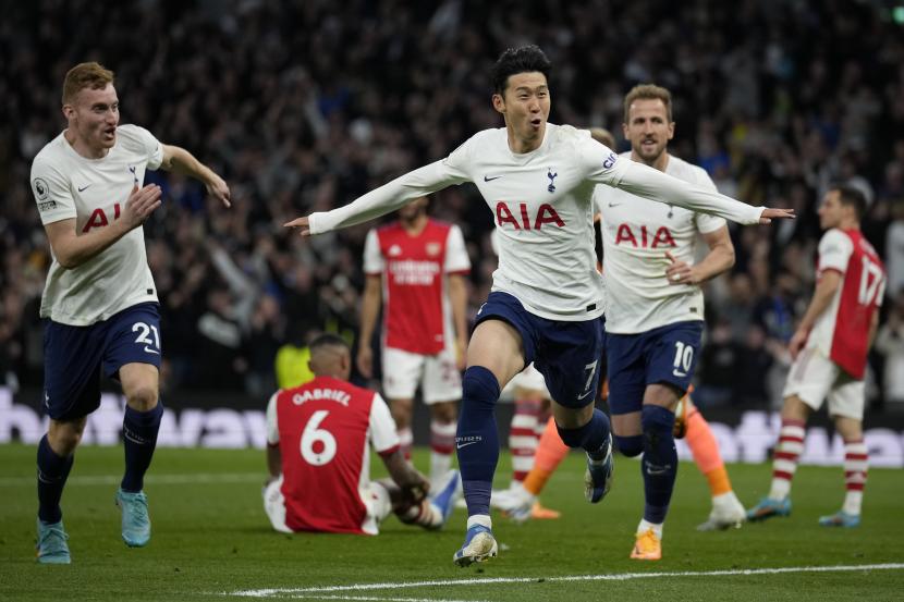 Son Heung-min merayakan setelah mencetak gol ke gawang Arsenal selama pertandingan sepak bola Liga Premier Inggris antara Tottenham Hotspur dan Arsenal di stadion Tottenham Hotspur di London, Inggris, Jumat (13/5/2022).