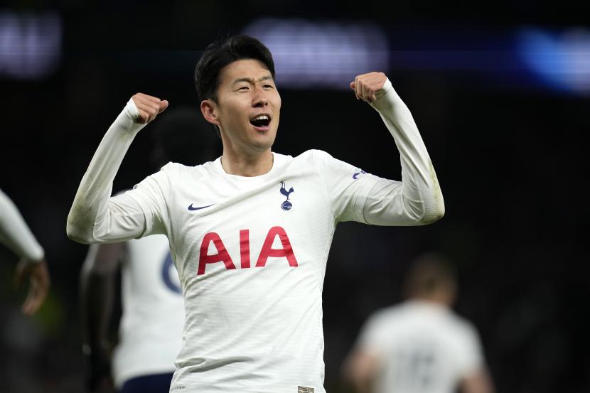 Son Heung-min merayakan setelah mencetak gol ke gawang Arsenal selama pertandingan sepak bola Liga Premier Inggris antara Tottenham Hotspur dan Arsenal di stadion Tottenham Hotspur di London, Inggris, Kamis, 12 Mei 2022.
