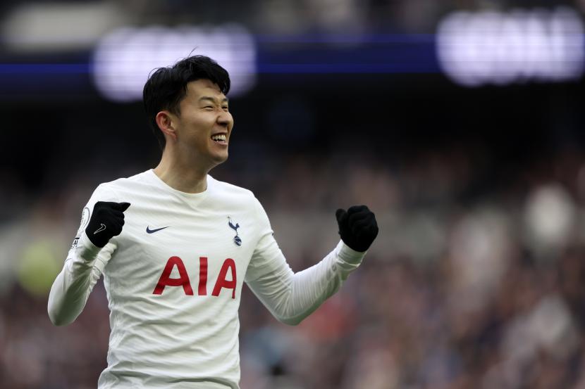 Penyerang Tottenham Hotspur Son Heung-min berselebrasi usai mencetak gol.