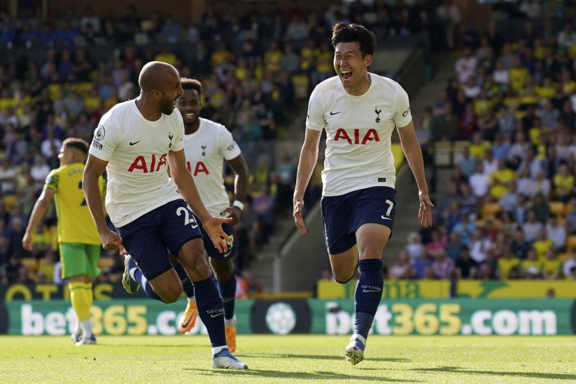 Son Heung-min Tottenham Hotspur, kanan, merayakan mencetak gol keempat timnya selama pertandingan Liga Inggris antara Norwich City dan Tottenham Hotspurs di Stadion Carrow Road, Norwich, Inggris, Ahad, 22 Mei 2022. 
