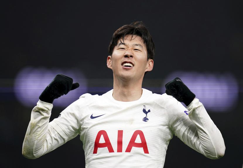 Son Heung-min Tottenham Hotspur, kiri, merayakan mencetak gol ketiga timnya, selama pertandingan sepak bola Liga Premier Inggris antara Tottenham Hotspur dan Crystal Palace di White Hart Lane di London, Inggris, Ahad, 26 Desember 2021.