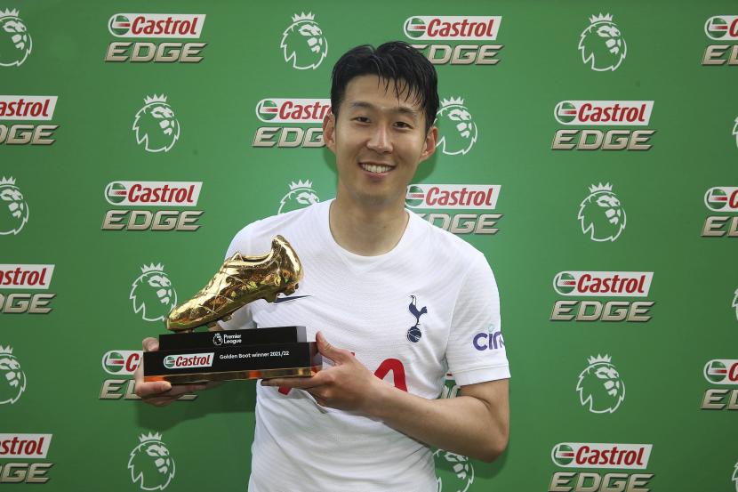 Son Heung-min Tottenham Hotspurs dengan penghargaan sepatu emas Liga Premier setelah pertandingan sepak bola Liga Inggris melawan Norwich City di Carrow Road, Norwich, London, Ahad, 22 Mei 2022.