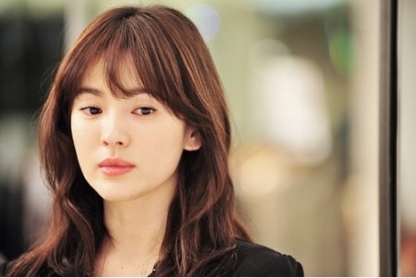 Aktris Song Hye-kyo menjadi duta wanita pertama brand Fendi. 