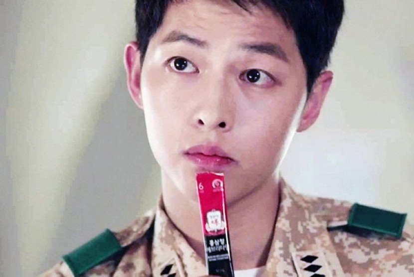 Soong Jong Ki terlihat meminum ginseng merah dalam salah satu episode film Descendants of the Sun 