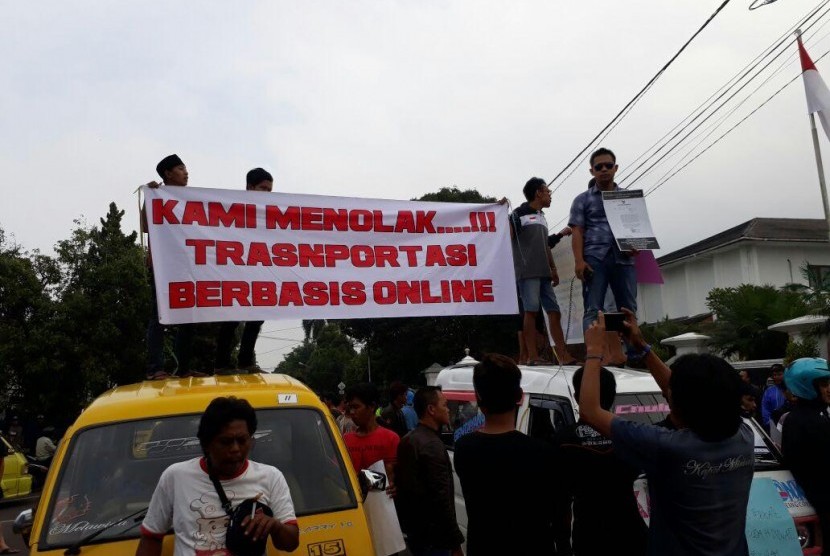 Sopir angkot mendatangi Balai Kota Sukabumi menolak keberadaan angkutan online, Selasa (26/9).