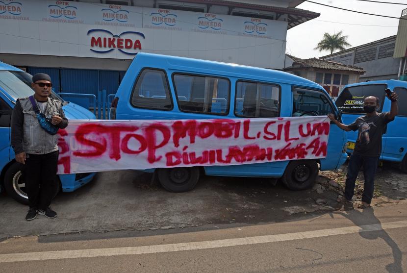 Sopir angkutan kota (angkot) jurusan Serang - Cilegon menggelar aksi mogok kerja untuk memprotes beroperasinya angkutan ilegal di jalur tersebut di Terminal Kepandean, Serang, Banten, Kamis (14/4/2022). Mereka mendesak Dinas Perhubungan setempat menghentikan angkutan ilegal yang tak memiliki izin trayek karena merugikan sopir-sopir angkot resmi yang memiliki izin trayek.