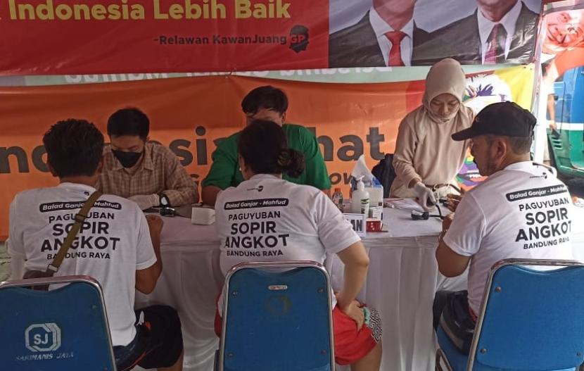 Sopir angkutan kota di Bandung sedang mengikuti cek kesehatan gratis yang digelar relawan kawanJuang GP, di Bandung Barat, Ahad (17/12/2023).