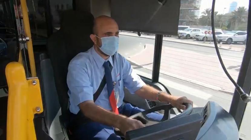Warga Dubai dengan Kondisi Ini Boleh tak Pakai Masker. Sopir bus di Dubai, Uni Emirat Arab.
