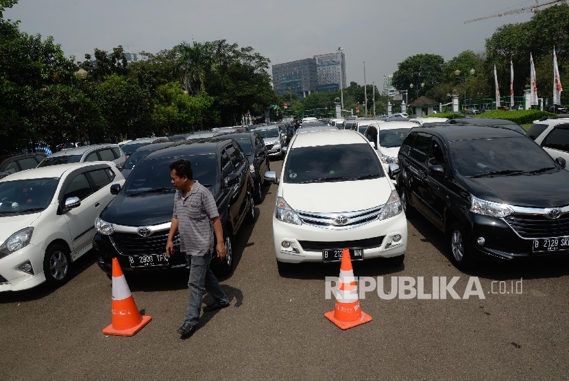 Sopir kendaraan sewa berbasis transportasi online menunggu saat uji KIR khusus di Silang Monas, Jakarta, Senin (15/8). (Republika/ Yasin Habibi)