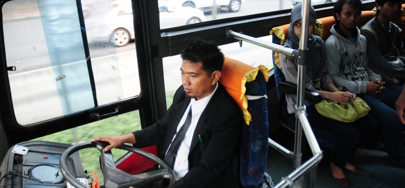 Sopir mengemudikan Bus TransJakarta di Jalan Sudirman, Jakarta Pusat, Jum'at (2/3). (Republika/Aditya Pradana Putra)