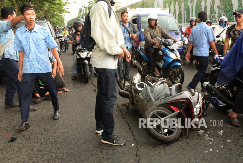 Sopir taksi melakukan anarkis terhadap pengemudi ojek online di kawasan Senayan, Jakarta, Selasa (22/3). (Republika/Yasin Habibi)