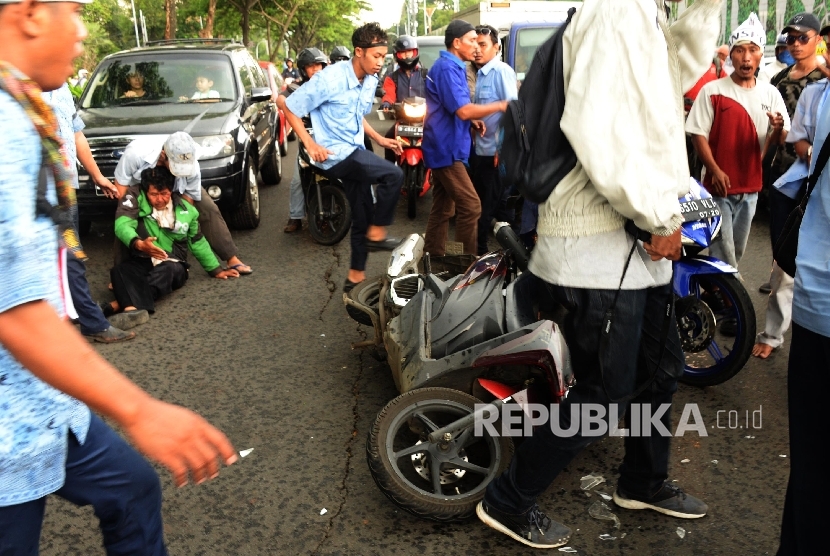 Pengemudi ojek online menjadi korban tindakan anarkis sopir taksi di kawasan Senayan, Jakarta, Selasa (22/3). (Republika/Yasin Habibi)