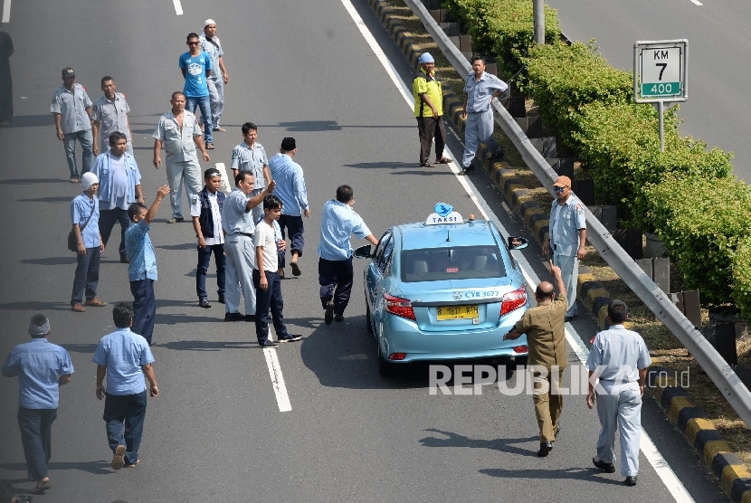   Sopir taksi melakukan sweeping sopir taksi lain untuk mengajak demo di tol dalam kota, Jakarta, Selasa (22/3). (Republika/Yasin Habibi) 